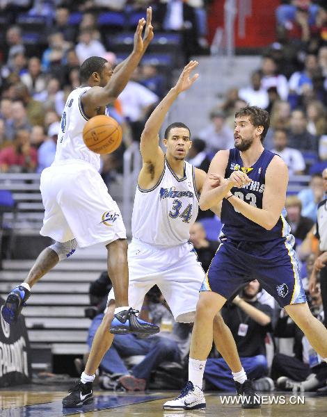 Memphis Grizzlies&apos; Marc Gasol (R) passes the ball during the NBA basketball games against Washington Wizards in Washington, the United States, Nov. 19, 2010. Wizards won by 89-86. [Zhang Jun/Xinhua]