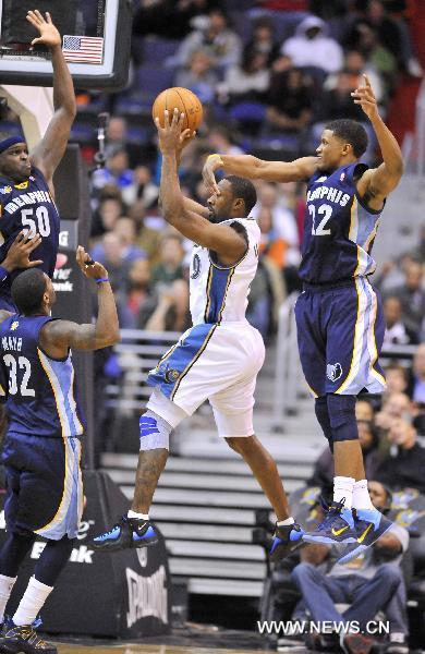 Washington Wizards&apos; Gilbert Arenas (C) passes the ball during the NBA basketball games against Memphis Grizzlies in Washington, the United States, Nov. 19, 2010. Wizards won by 89-86.[Zhang Jun/Xinhua]