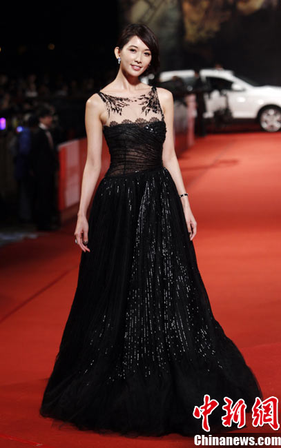 Actress and model Lin Chiling poses on the red carpet at the 47th Golden Horse Film Awards in Taoyuan Nov 20, 2010. [Chinanews.com]