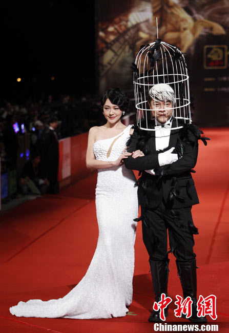 Hosts Kevin Tsai and Dee Hsu (L) pose on the red carpet at the 47th Golden Horse Film Awards in Taoyuan Nov 20, 2010.[Chinanews.com]