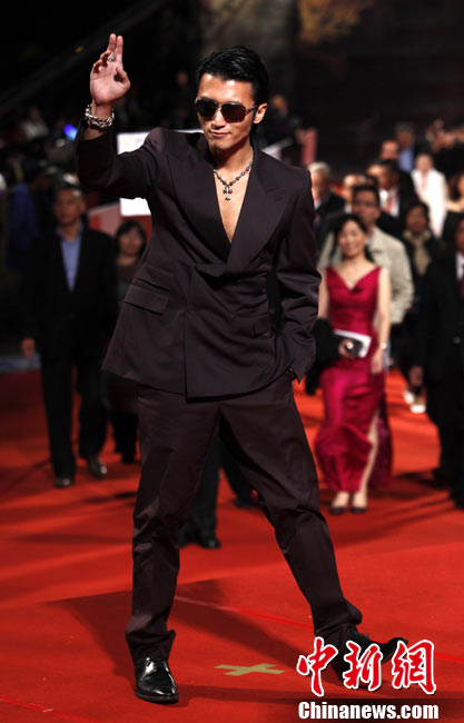 Actor Nicholas Tse poses on the red carpet at the 47th Golden Horse Film Awards in Taoyuan Nov 20, 2010. [Chinanews.com]