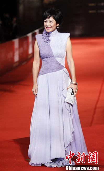 Actress and director Sylvia Chang poses on the red carpet at the 47th Golden Horse Film Awards in Taoyuan Nov 20, 2010. [Chinanews.com]