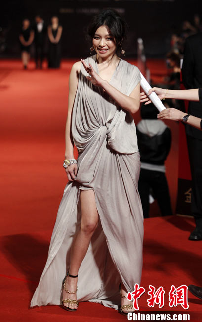 Actress Vivian Hsu poses on the red carpet at the 47th Golden Horse Film Awards in Taoyuan Nov 20, 2010. [Chinanews.com]