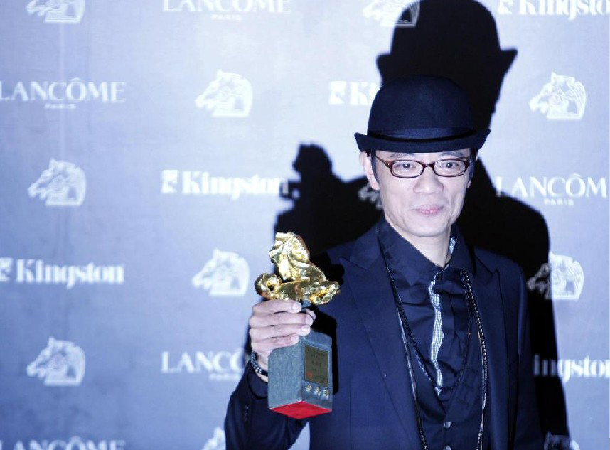 Actor Wu Peng-fon celebrates winning the Best Supporting Actor category at the 47th Golden Horse Film Awards in Taoyuan Nov 20, 2010. [China Daily/Agencies]