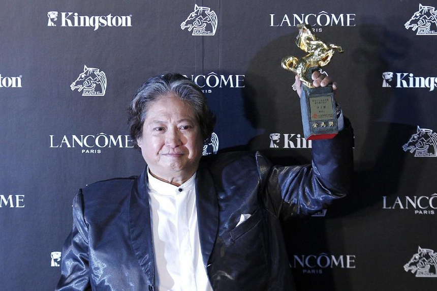 Actor Sammo Hung celebrates winning the Best Action Choreography category for &apos;Ip Man 2&apos; at the 47th Golden Horse Film Awards in Taoyuan Nov 20, 2010. [China Daily/Agencies]