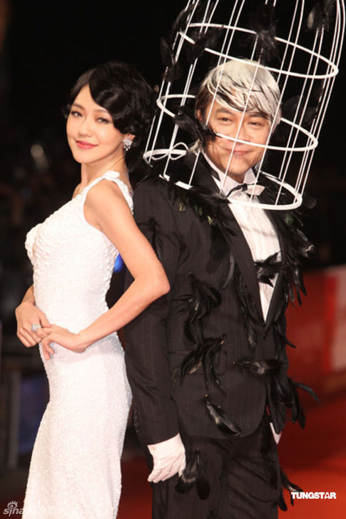 Hosts Kevin Tsai and Dee Hsu (L) pose on the red carpet at the 47th Golden Horse Film Awards in Taoyuan Nov 20, 2010. [sina]