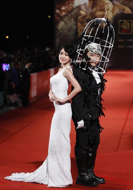 Hosts Kevin Tsai and Dee Hsu (L) pose on the red carpet at the 47th Golden Horse Film Awards in Taoyuan Nov 20, 2010. [China Daily/Agencies]