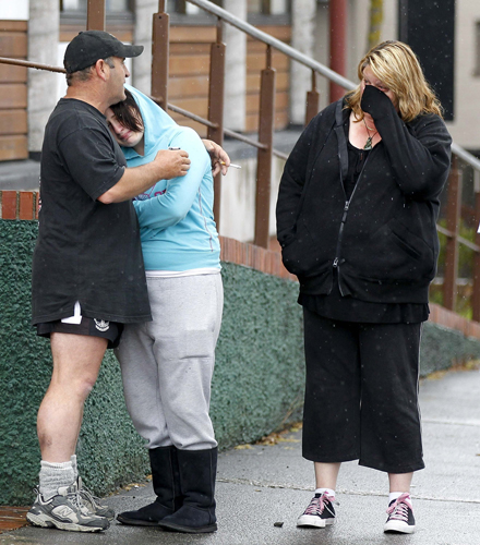 Relatives of one of the 29 miners and contractors trapped in the Pike River Mine leave a meeting in Greymouth November 20, 2010. [Xinhua/Reuters]