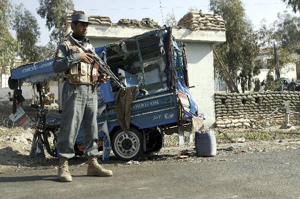 An Afghan policeman keeps watch at the site of a blast in Laghman province, November 20, 2010. [Xinhua/Reuters] 