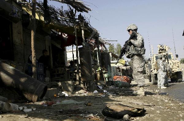 A U.S. soldier keeps watch at the site of a blast in Laghman province, November 20, 2010. [Xinhua/Reuters]