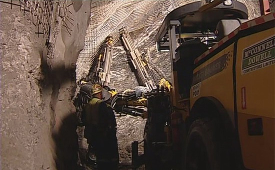 A miner walk near machinery at a mine in this still image taken from video at Grey District, New Zealand, November 19, 2010. [China Daily/Agencies]