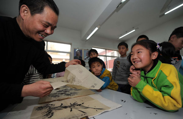 Liu Chongyun (R) listens to the teacher during a drawing class in Tianjin on Nov 20, 2010. [Xinhua]