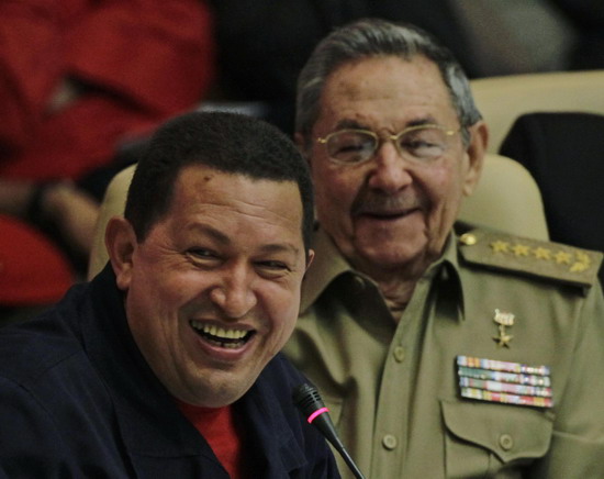 Venezuelan President Hugo Chavez speaks as his Cuban counterpart Raul Castro looks on during a ceremony in Havana November 8, 2010. [China Daily/Agencies] 