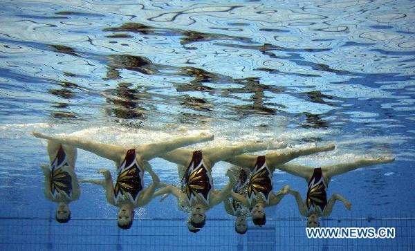Team Japan perform during the women's synchronised swimming team free routine final at the 16th Asian Games in Foshan, south China's Guangdong Province, Nov. 20, 2010. Japan took the silver with 186.125 points. (Xinhua/Fei Maohua)