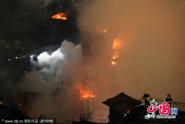 A community catches big fire at 21:50 in Fuzhou, south China&apos;s Fujian province, burning about 14 residential buildings, November 21, 2010. No casualties have been reported so far. [CFP]