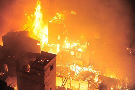 A community catches big fire at 21:50 in Fuzhou, south China&apos;s Fujian province, burning about 14 residential buildings, November 21, 2010. No casualties have been reported so far. [msn.com]