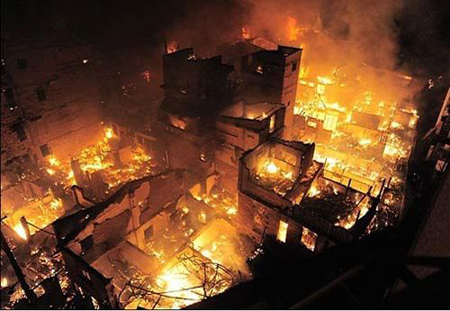 A community catches big fire at 21:50 in Fuzhou, south China&apos;s Fujian province, burning about 14 residential buildings, November 21, 2010. No casualties have been reported so far. [msn.com]