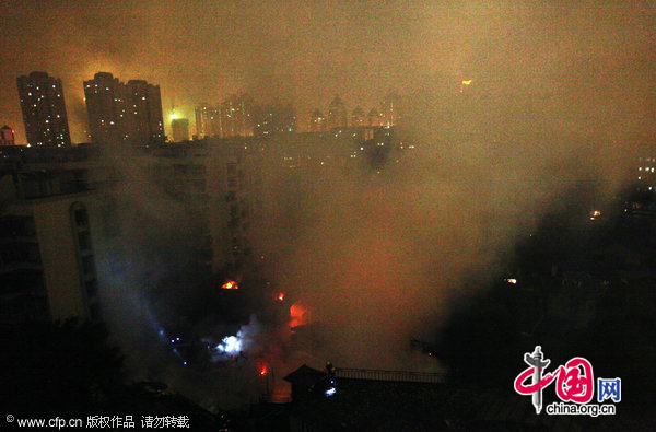 A community catches big fire at 21:50 in Fuzhou, south China&apos;s Fujian province, burning about 14 residential buildings, November 21, 2010. No casualties have been reported so far. [CFP]