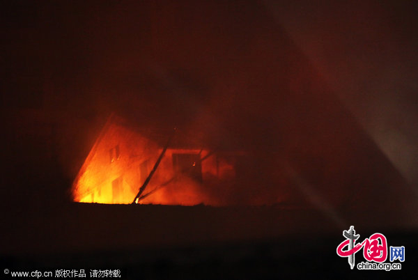 A community catches big fire at 21:50 in Fuzhou, south China&apos;s Fujian province, burning about 14 residential buildings, November 21, 2010. No casualties have been reported so far. [CFP]