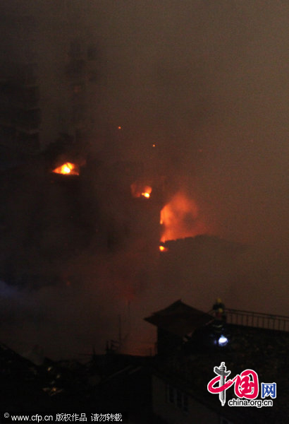 A community catches big fire at 21:50 in Fuzhou, south China&apos;s Fujian province, burning about 14 residential buildings, November 21, 2010. No casualties have been reported so far. [CFP]