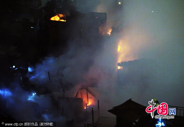 A community catches big fire at 21:50 in Fuzhou, south China&apos;s Fujian province, burning about 14 residential buildings, November 21, 2010. No casualties have been reported so far. [CFP]