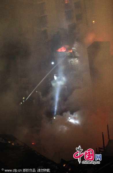 A community catches big fire at 21:50 in Fuzhou, south China&apos;s Fujian province, burning about 14 residential buildings, November 21, 2010. No casualties have been reported so far. [CFP]