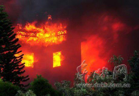 A community catches big fire at 21:50 in Fuzhou, south China&apos;s Fujian province, burning about 14 residential buildings, November 21, 2010. No casualties have been reported so far. [msn.com]