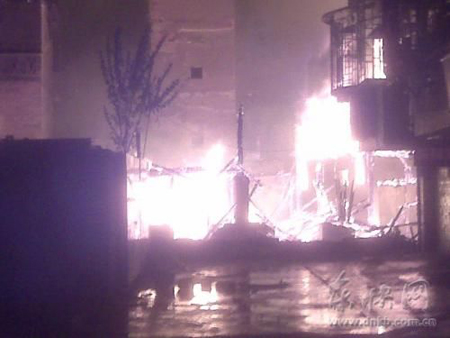 A community catches big fire at 21:50 in Fuzhou, south China&apos;s Fujian province, burning about 14 residential buildings, November 21, 2010. No casualties have been reported so far. [msn.com]