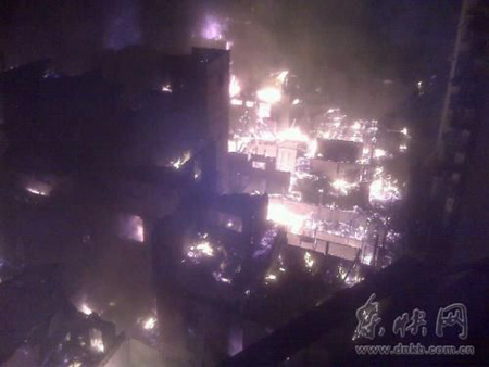 A community catches big fire at 21:50 in Fuzhou, south China&apos;s Fujian province, burning about 14 residential buildings, November 21, 2010. No casualties have been reported so far. [msn.com]