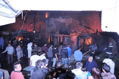 A community catches big fire at 21:50 in Fuzhou, south China&apos;s Fujian province, burning about 14 residential buildings, November 21, 2010. No casualties have been reported so far. [msn.com]