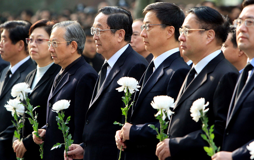 Secretary of the Shanghai Municipal Committee of the Communist Party of China Yu Zhengsheng (4th R), Shanghai Mayor Han Zheng (3rd R), Chairman of the Standing Committee of the People&apos;s Congress of Shanghai Municipality Liu Yungeng (3rd L), and Chairman of the Shanghai Municipal Committee of the Chinese People&apos;s Political Consultative Conference Feng Guoqin (2nd R) mourn victims of the deadly blaze in Shanghai, east China, Nov. 21, 2010. [Xinhua] 