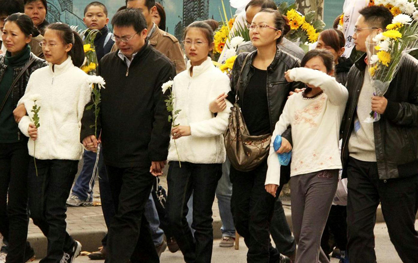 Citizens mourn victims of the deadly blaze in Shanghai, east China, Nov. 21, 2010. [Xinhua]