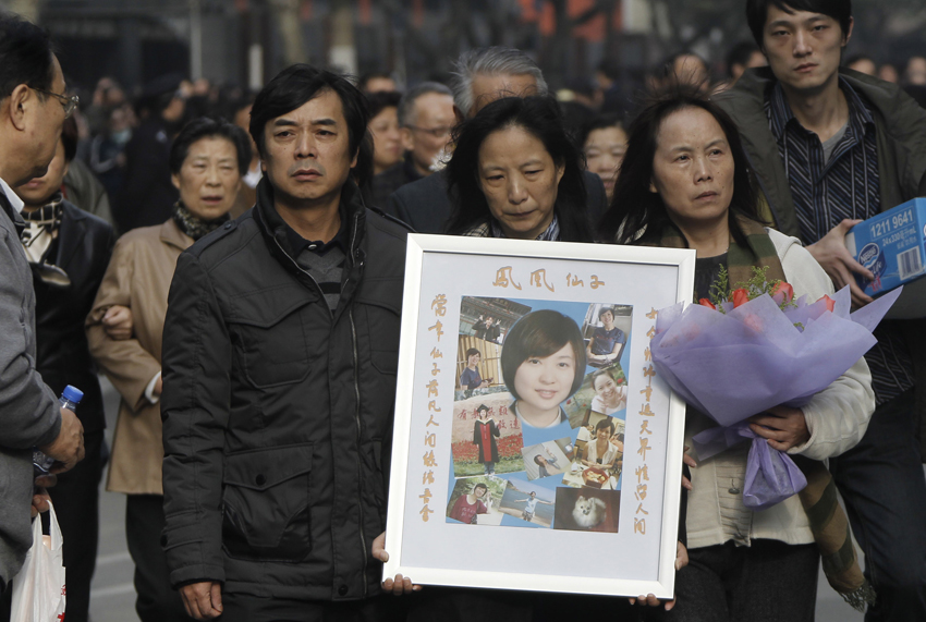 Citizens mourn victims of the deadly blaze in Shanghai, east China, Nov. 21, 2010. [Xinhua]