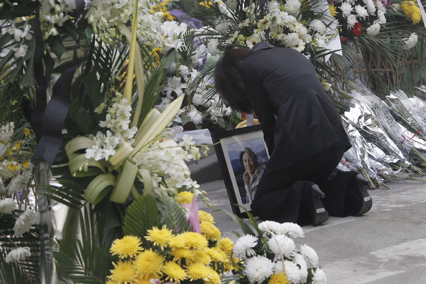 Citizens mourn victims of the deadly blaze in Shanghai, east China, Nov. 21, 2010. [Xinhua]