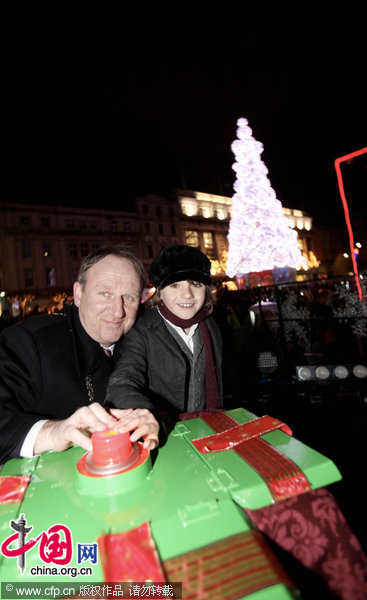 The Lord Mayor of Dublin, Gerry Breen with Tiny Tim (Darren Dickson) at the official ÔUnwrap Dublin&apos; event. [CFP]