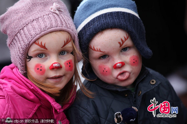 Ella Donnelly, 6 and Daniel Donnelly 4, from County Kildare, as Derval O&apos;Rourke turns on the Christmas lights on Dublin&apos;s Grafton Street. [CFP] 