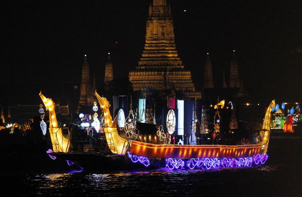 A boat decorated with electric lights is seen on the Chao Phraya river during the Loy Krathong festival in Bangkok November 21, 2010. Believers float krathongs during the festival, which is held as a symbolic apology to the goddess of the river. [China Daily/Agencies]