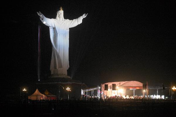 People take part in the celebrations of the unveiling of the statue of Jesus in Swiebodzin, western Poland November 21, 2010. About 15,000 Christian pilgrims and tourists streamed into the western Polish town on Sunday for the unveiling of what has been billed as the world&apos;s tallest statue of Jesus, police said. The statue stands at 36 metres (118 feet), three metres taller than Brazil&apos;s statue of Christ the Redeemer. [Xinhua/Reuters]