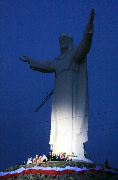 People take part in the celebrations of the unveiling of the statue of Jesus in Swiebodzin, western Poland November 21, 2010. [Xinhua/Reuters]