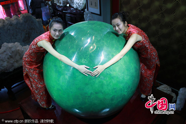 The world&apos;s largest luminous pearl is displayed in Wenchang, South China&apos;s Hainan province, Nov 21, 2010. Weighing six tons and 1.6 meters in diameter, the pearl is the largest ever discovered and estimated to be worth two billion yuan ($301.197 million). [CFP] 
