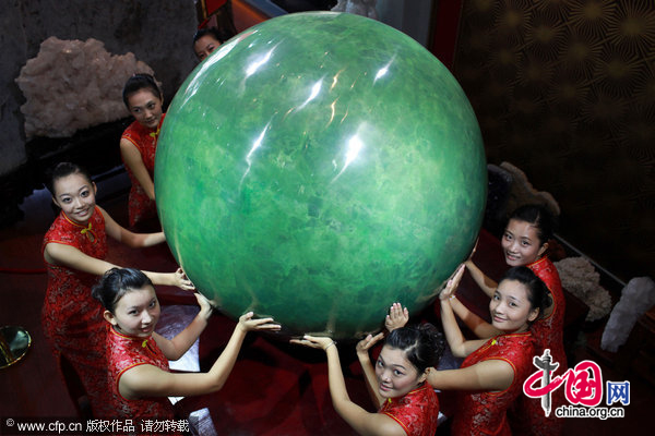 The world&apos;s largest luminous pearl is displayed in Wenchang, South China&apos;s Hainan province, Nov 21, 2010. Weighing six tons and 1.6 meters in diameter, the pearl is the largest ever discovered and estimated to be worth two billion yuan ($301.197 million). [CFP] 