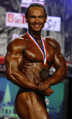 Igor Gostiunin of Russia poses after winning first place in the Men&apos;s Classic Bodybuilding over 180 cm category and first place in the Men&apos;s Classic Bodybuilding Overall category in the Amateur Men&apos;s Classic Bodybuilding World Championship in Budapest November 21, 2010. [Xinhua/Reuters]