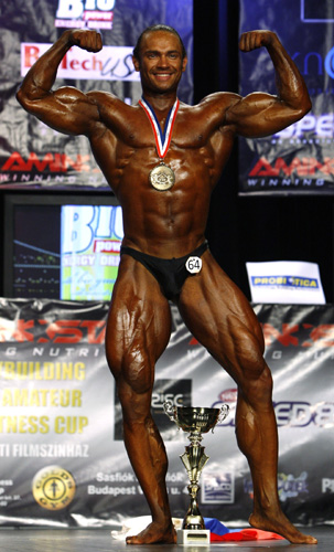 Igor Gostiunin of Russia poses after winning first place in the Men&apos;s Classic Bodybuilding over 180 cm category and first place in the Men&apos;s Classic Bodybuilding Overall category in the Amateur Men&apos;s Classic Bodybuilding World Championship in Budapest November 21, 2010.[Xinhua/Reuters] 