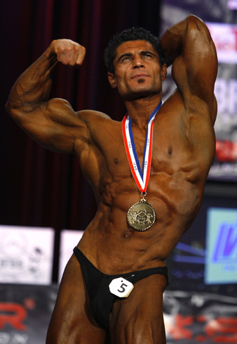 Igor Gostiunin of Russia poses after winning first place in the Men&apos;s Classic Bodybuilding over 180 cm category and first place in the Men&apos;s Classic Bodybuilding Overall category in the Amateur Men&apos;s Classic Bodybuilding World Championship in Budapest November 21, 2010.[Xinhua/Reuters] 