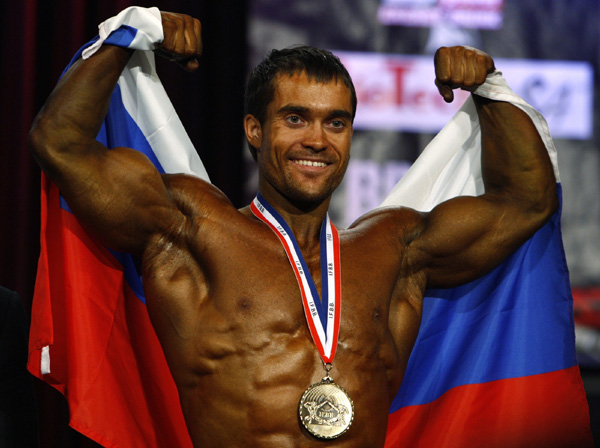 Artem Diyanov of Russia poses after winning first place in the Men&apos;s Classic Bodybuilding up to 171 cm category in the Amateur Men&apos;s Classic Bodybuilding World Championship in Budapest November 21, 2010. [Xinhua/Reuters]