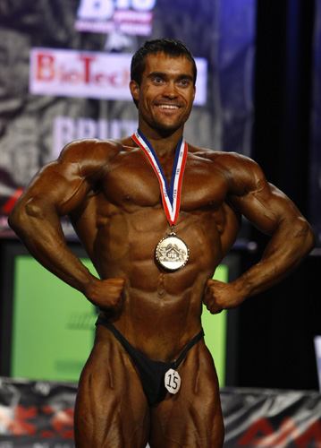 Artem Diyanov of Russia poses after winning first place in the Men&apos;s Classic Bodybuilding up to 171 cm category in the Amateur Men&apos;s Classic Bodybuilding World Championship in Budapest November 21, 2010. [Xinhua/Reuters]