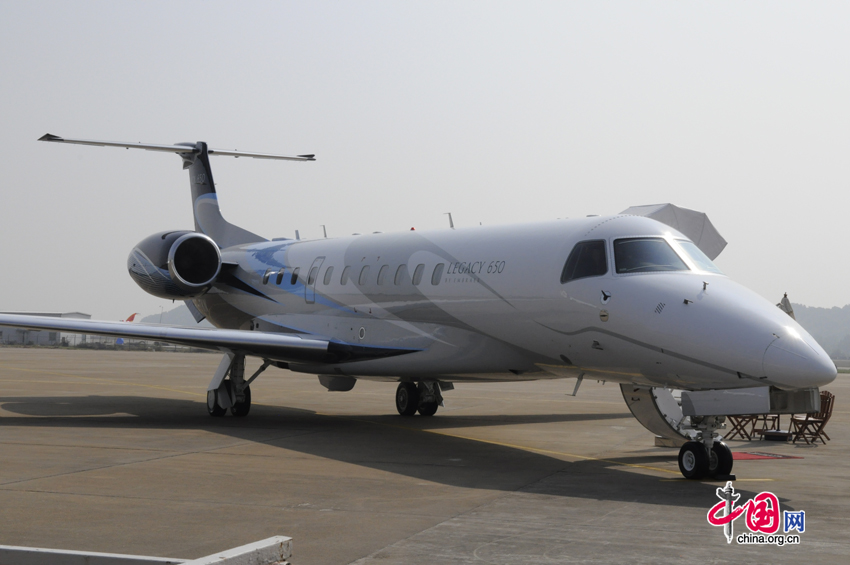 A Legacy 650 jet (Brazil)lands in Zhuhai during the 8th China International Aviation and Aerospace Exhibition, South China&apos;s Guangdong province. The exhibition is open to the public from Nov. 16, 2010 to Nov. 21, 2010. [China.org.cn] 