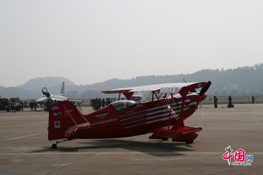 A jet of Red Eagle aerobatics team (American) lands in Zhuhai during the 8th China International Aviation and Aerospace Exhibition, South China&apos;s Guangdong province. The exhibition is open to the public from Nov. 16, 2010 to Nov. 21, 2010. [China.org.cn] 