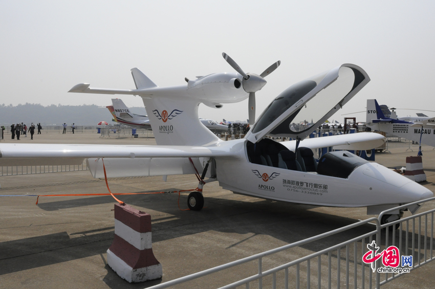  A light amphibious aircraft, the Seawind lands in Zhuhai during the 8th China International Aviation and Aerospace Exhibition, South China&apos;s Guangdong province. The exhibition is open to the public from Nov. 16, 2010 to Nov. 21, 2010. [China.org.cn] 