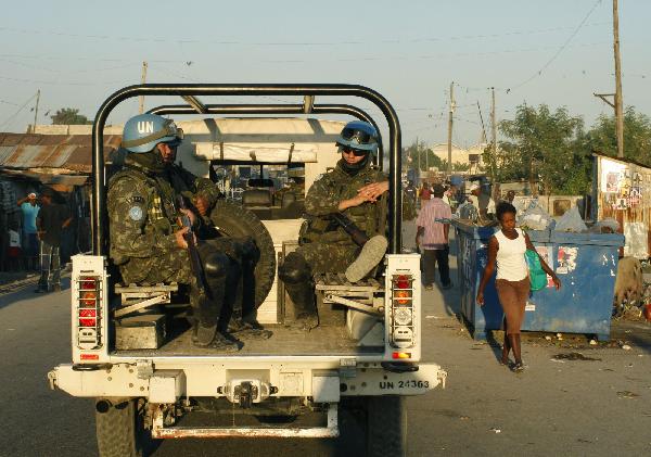 United Nations peacekeepers patrol in a street in Port-au-Prince, Haiti, on Nov. 20, 2010. The Haitian Health Ministry said Friday that 76 more people had died from cholera, raising the total number of victims to 1,186 since the first outbreak of the disease detected one month ago in the north of the Haitian capital of Port-au-Prince. [Xinhua]